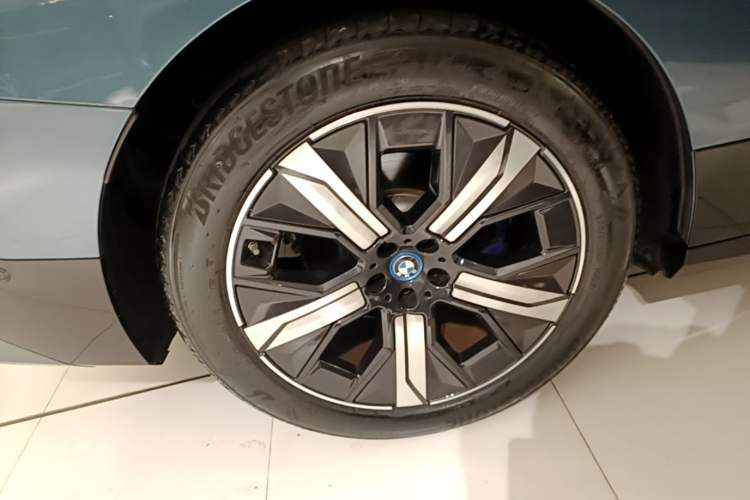 Used BMW iX 2023 Updated xDrive40 Right Rear Wheel Hub