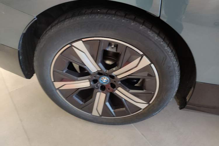 Used BMW iX 2023 Updated xDrive50 Right Rear Wheel Hub