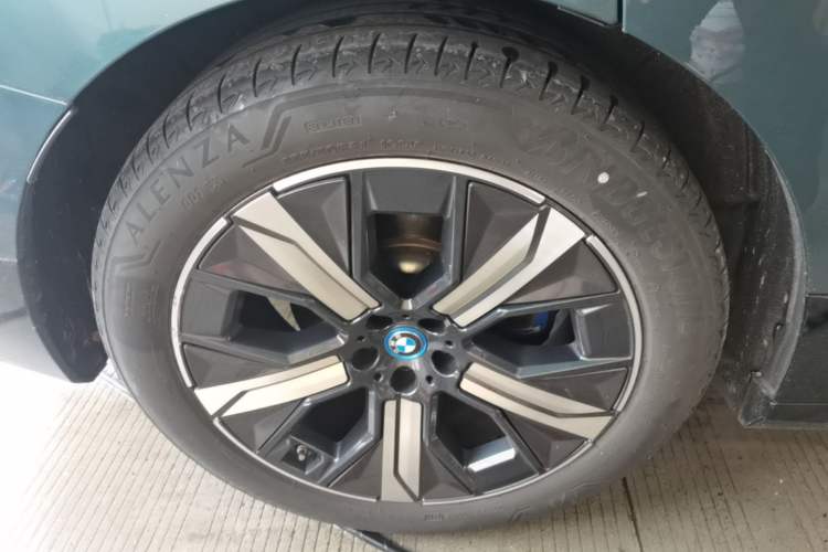 Used BMW iX 2023 Updated xDrive40 Right Rear Wheel Hub