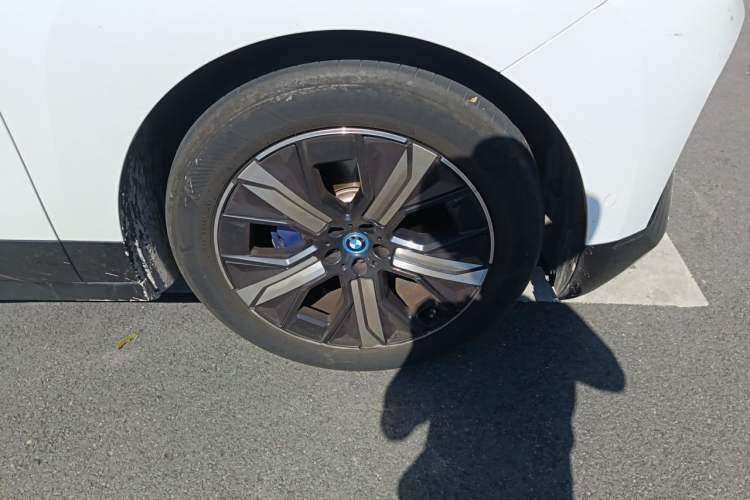 Used BMW iX 2023 Updated xDrive40 Right Front Wheel Hub