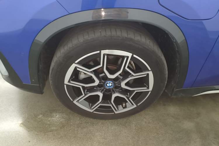 Used BMW iX1 2023 xDrive30L X Design Package Left Front Wheel Hub
