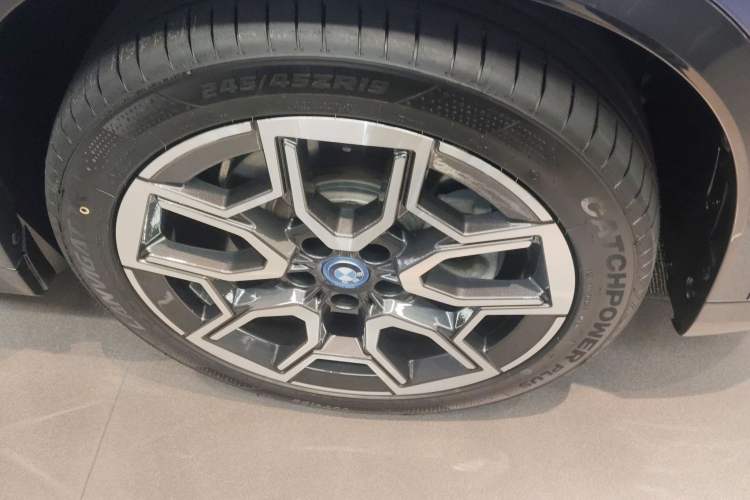 Used BMW iX1 2023 xDrive30L X Design Package Right Front Wheel Hub