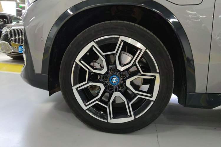 Used BMW iX1 2023 xDrive30L X Design Package Left Front Wheel Hub