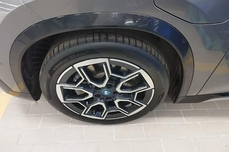 Used BMW iX1 2023 xDrive30L X Design Package Left Front Wheel Hub