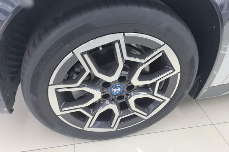 Used BMW iX1 2023 xDrive30L X Design Package Left Front Wheel Hub
