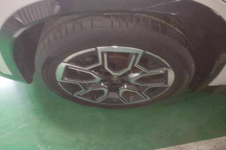 Used BMW iX1 2023 xDrive30L X Design Package Left Front Wheel Hub