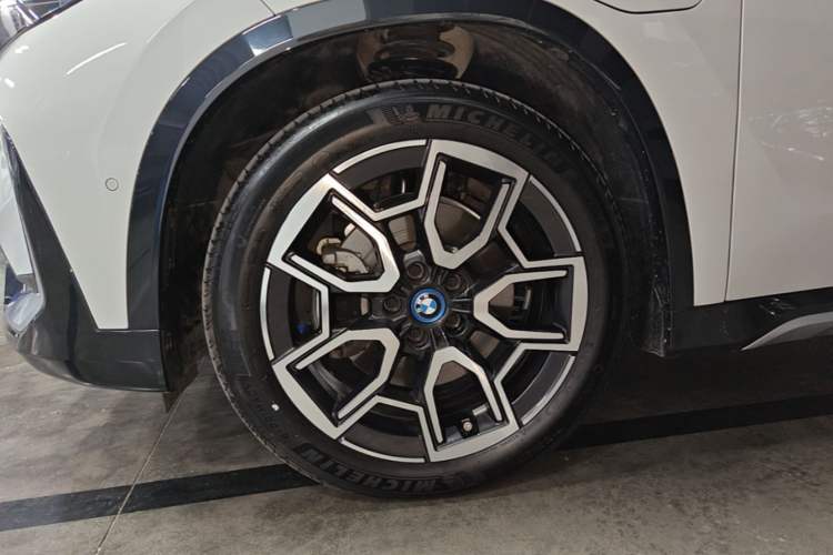 Used BMW iX1 2023 xDrive30L X Design Package Left Front Wheel Hub