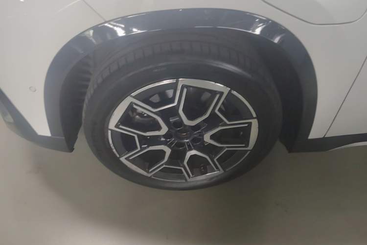 Used BMW iX1 2023 xDrive30L X Design Package Left Front Wheel Hub