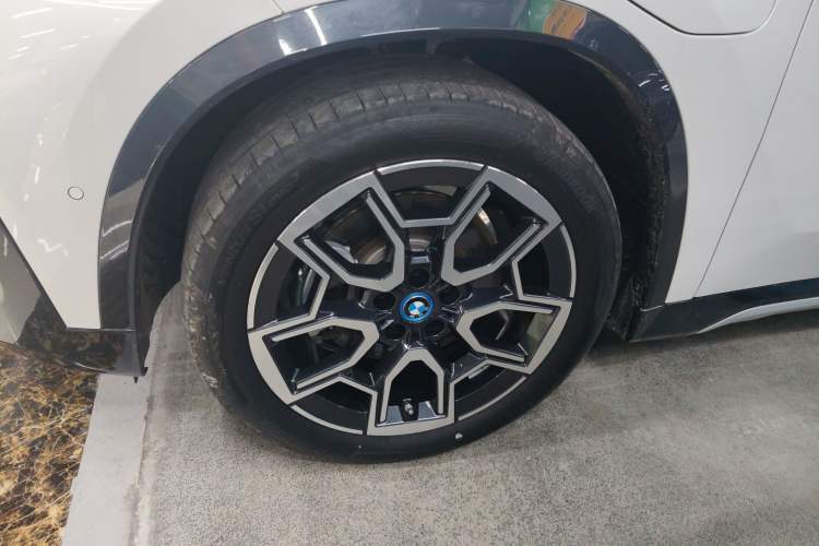 Used BMW iX1 2023 xDrive30L X Design Package Left Front Wheel Hub