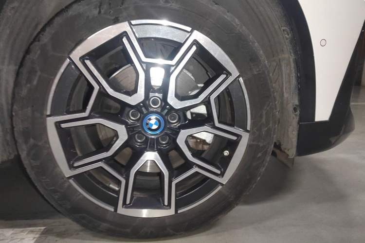 Used BMW iX1 2023 xDrive30L X Design Package Right Front Wheel Hub