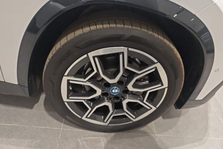 Used BMW iX1 2023 xDrive30L X Design Package Right Front Wheel Hub