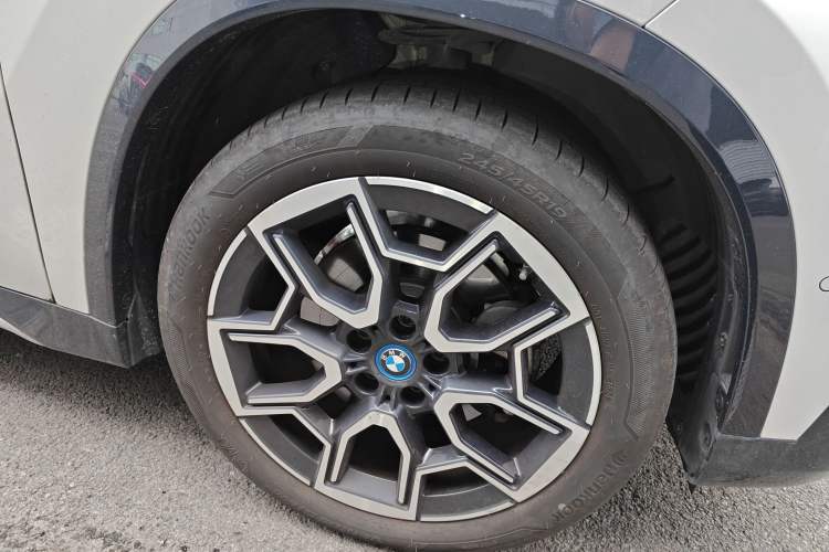 Used BMW iX1 2023 xDrive30L X Design Package Right Front Wheel Hub