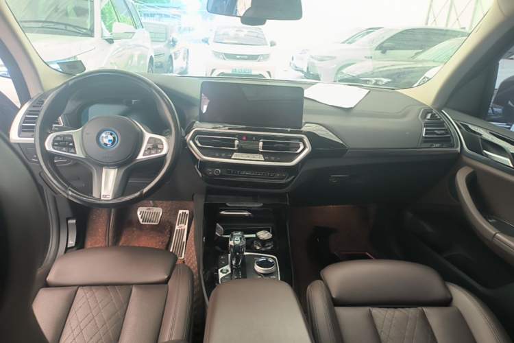 Used BMW iX3 2022 Leading Model Center Console