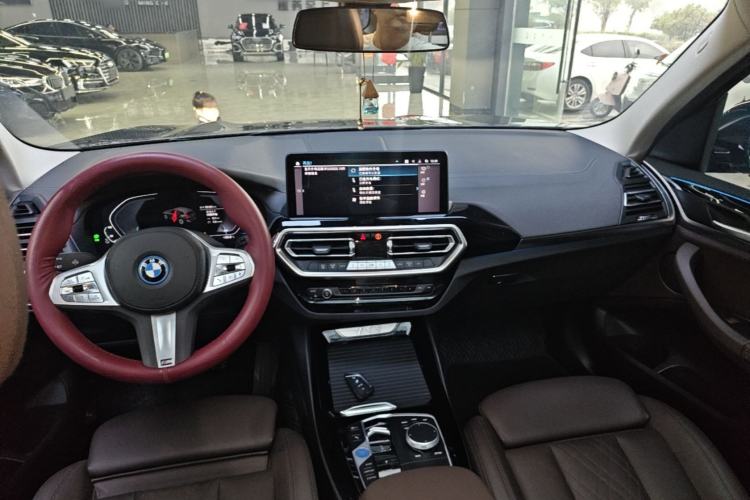Used BMW iX3 2024 Leading Model Center Console