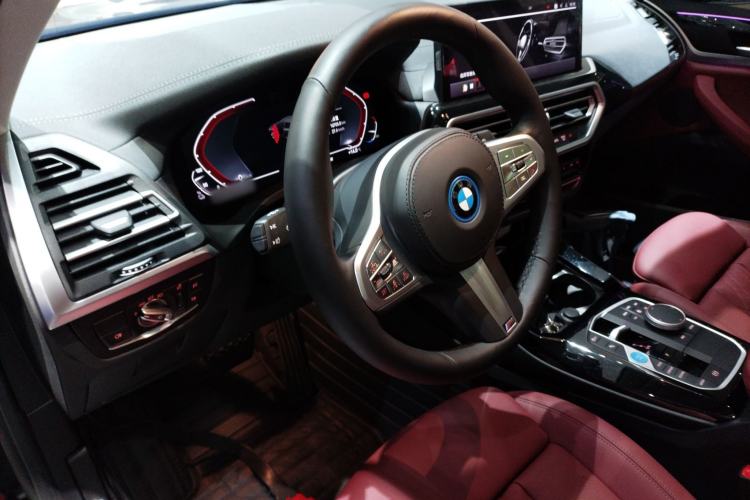 Used BMW iX3 2024 Leading Model Center Console