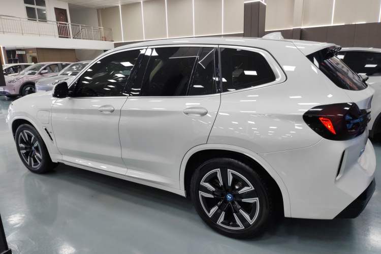 Used BMW iX3 2024 Leading Model Exterior 3