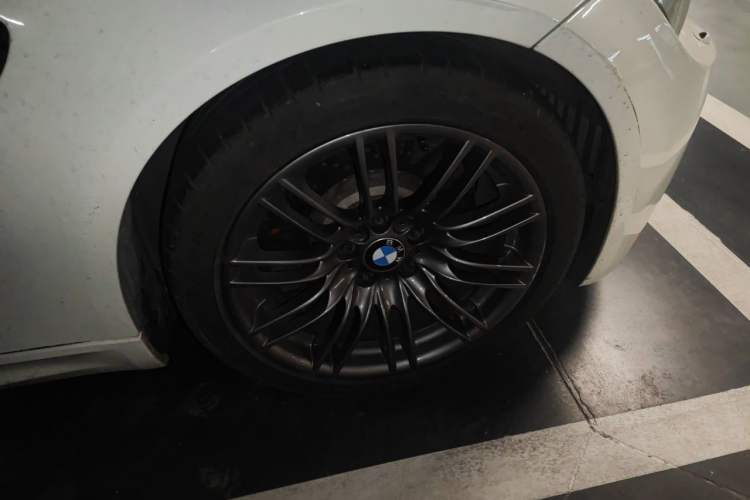 Used BMW M3 2009 M3 Convertible Coupe Right Front Wheel Hub