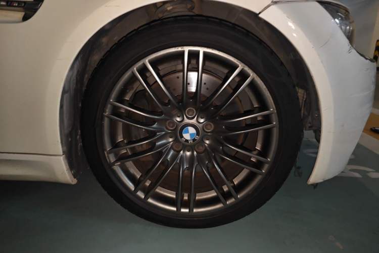 Used BMW M3 2011 M3 Coupe Carbon Fiber Roof Edition Right Front Wheel Hub