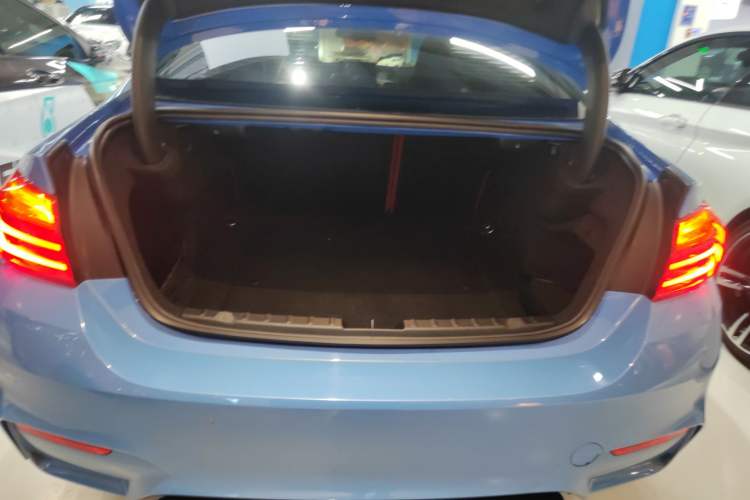 Used BMW M4 2014 M4 two-door coupe Trunk