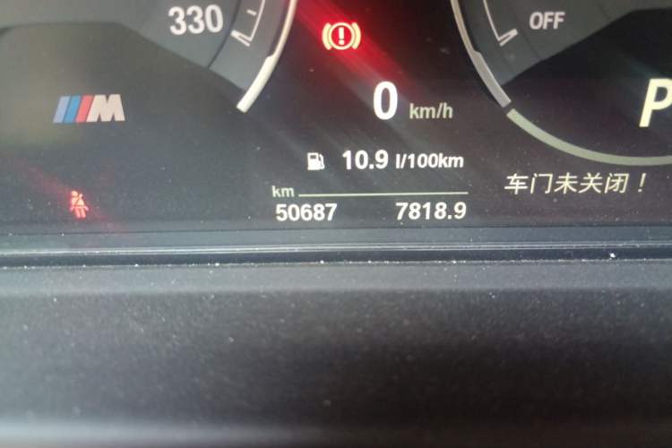 Used BMW M4 2014 M4 two-door coupe Odometer Close Up