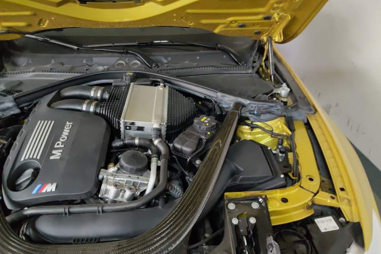 Used BMW M4 2014 M4 Convertible Coupé Engine Bay Left