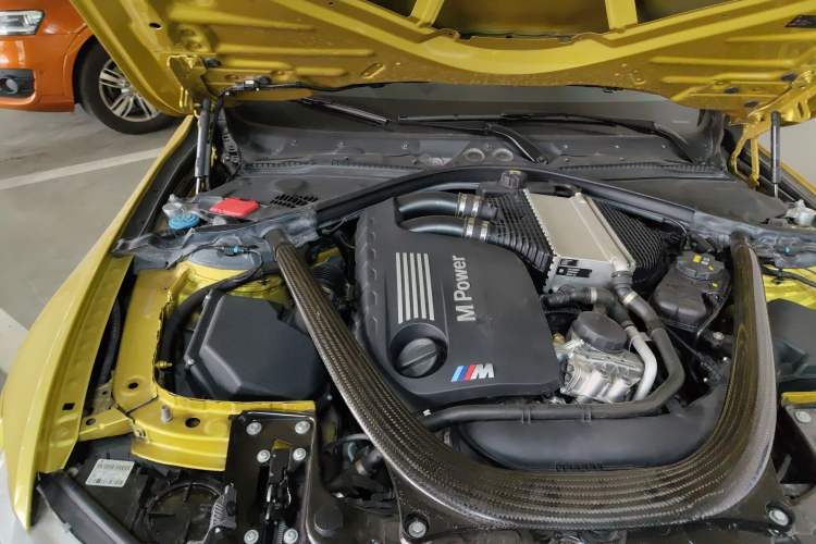 Used BMW M4 2014 M4 Convertible Coupé Engine Bay Right