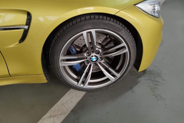 Used BMW M4 2014 M4 Convertible Coupé Right Front Wheel Hub