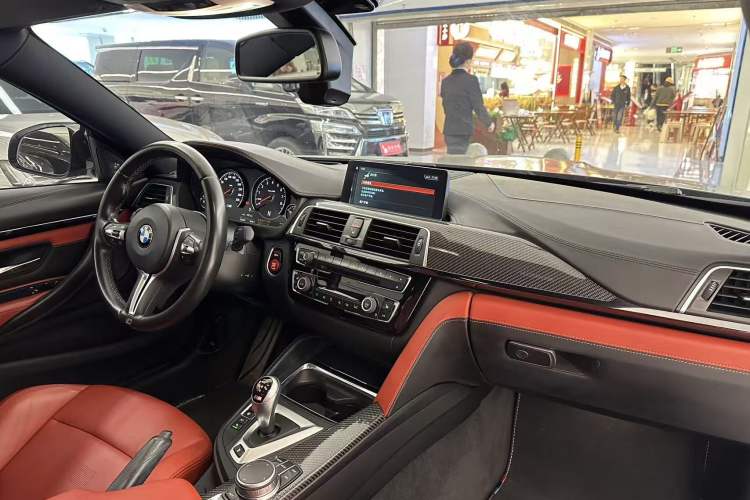 Used BMW M4 2017 M4 Coupe Interior 9