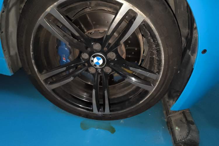 Used BMW M4 2019 M4 Convertible Coupe Shadow Edition Right Front Wheel Hub
