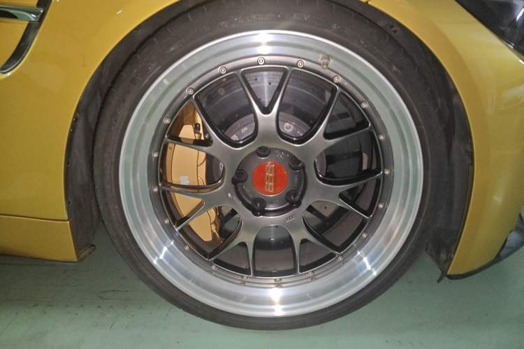 Used BMW M4 2019 M4 Coupe Shadow Edition Right Front Wheel Hub