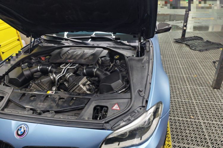 Used BMW M5 2014 M5 Engine Bay Left