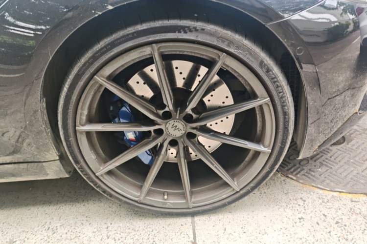 Used BMW M5 2018 M5 Right Front Wheel Hub
