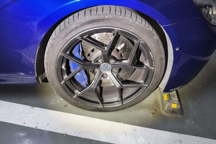 Used BMW M6 2015 M6 Gran Coupe Right Front Wheel Hub
