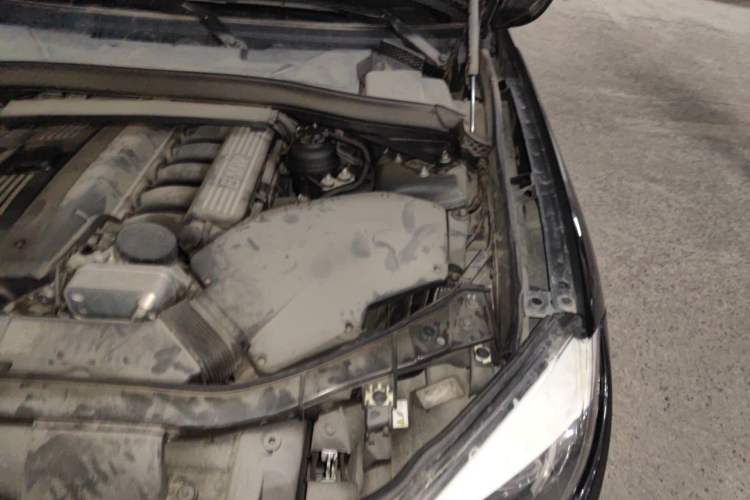 Used BMW X1 2010 xDrive25i Engine Bay Left