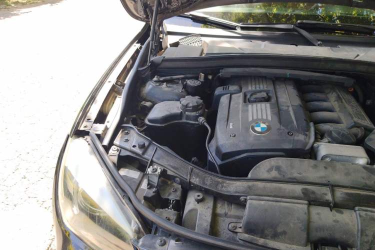 Used BMW X1 2010 xDrive25i Engine Bay Right