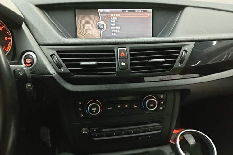 Used BMW X1 2010 sDrive18i Luxury Model Audio And AC Panel