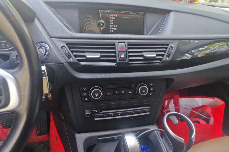 Used BMW X1 2010 xDrive25i Audio And AC Panel