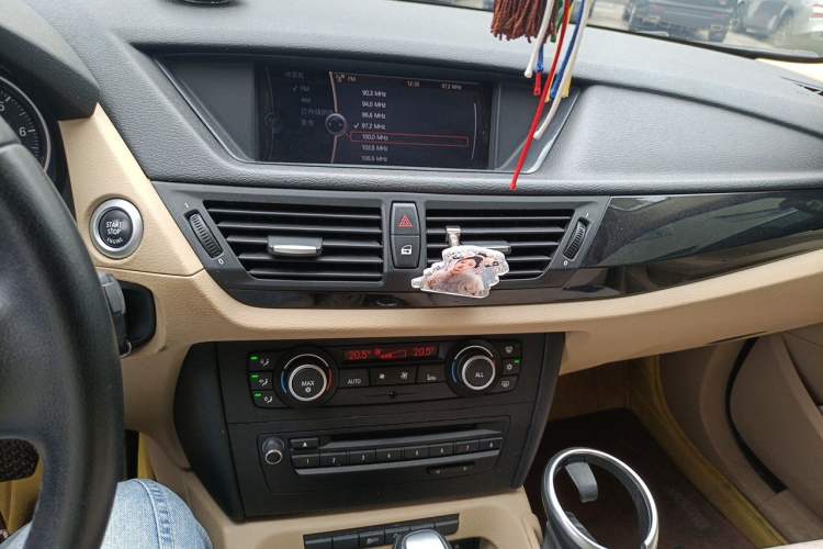 Used BMW X1 2010 xDrive25i Audio And AC Panel