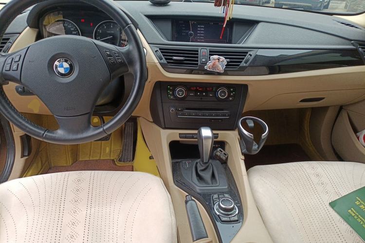 Used BMW X1 2010 xDrive25i Center Console