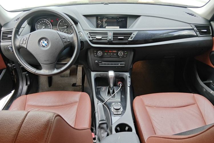 Used BMW X1 2010 sDrive18i Luxury Model Center Console