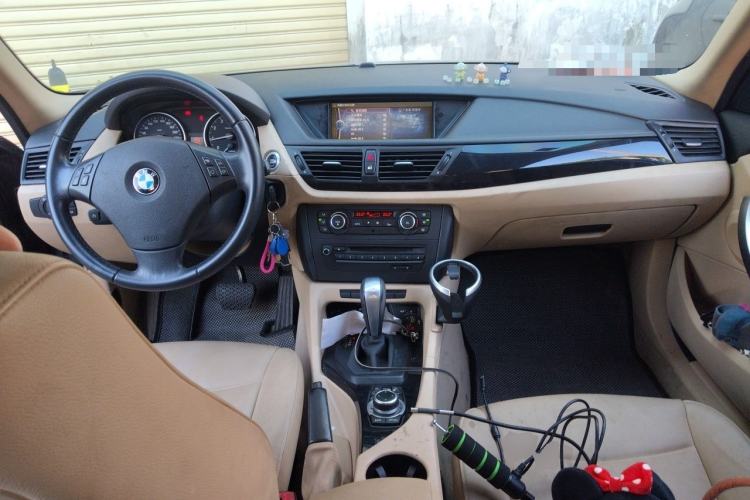Used BMW X1 2010 xDrive25i Center Console