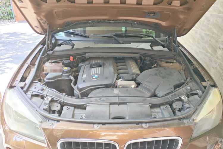 Used BMW X1 2010 xDrive25i Engine Bay