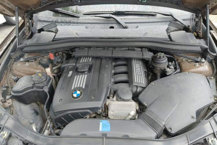 Used BMW X1 2010 xDrive25i Engine Bay