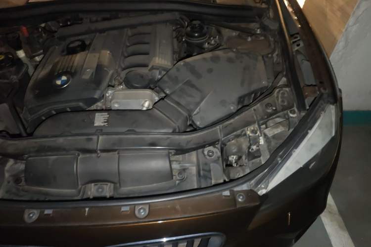 Used BMW X1 2010 xDrive25i Engine Bay Left