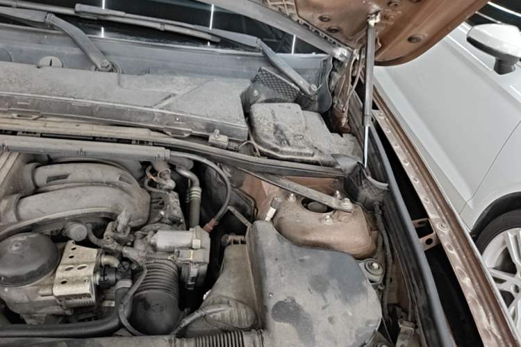 Used BMW X1 2010 sDrive18i Luxury Model Engine Bay Left