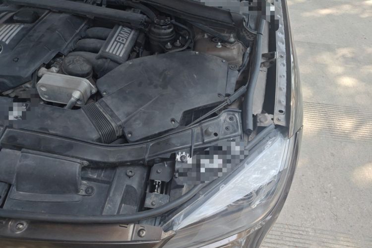 Used BMW X1 2010 xDrive25i Engine Bay Left