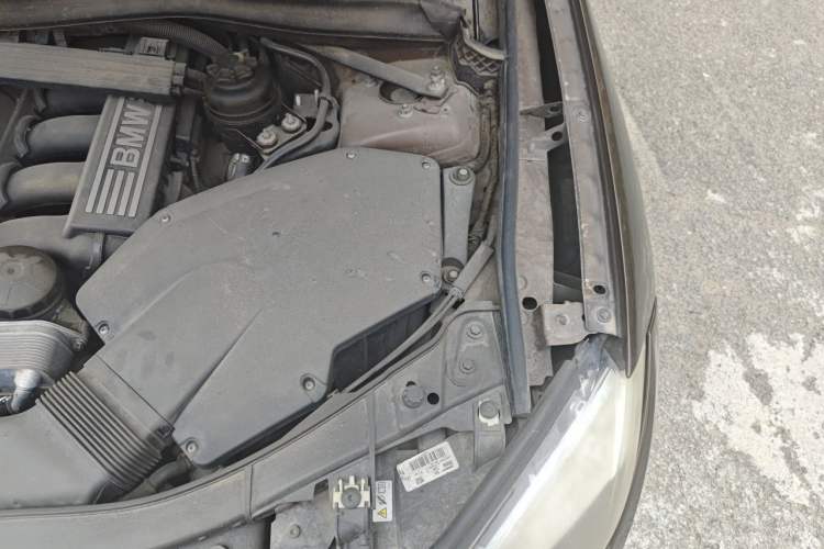 Used BMW X1 2010 xDrive25i Engine Bay Left