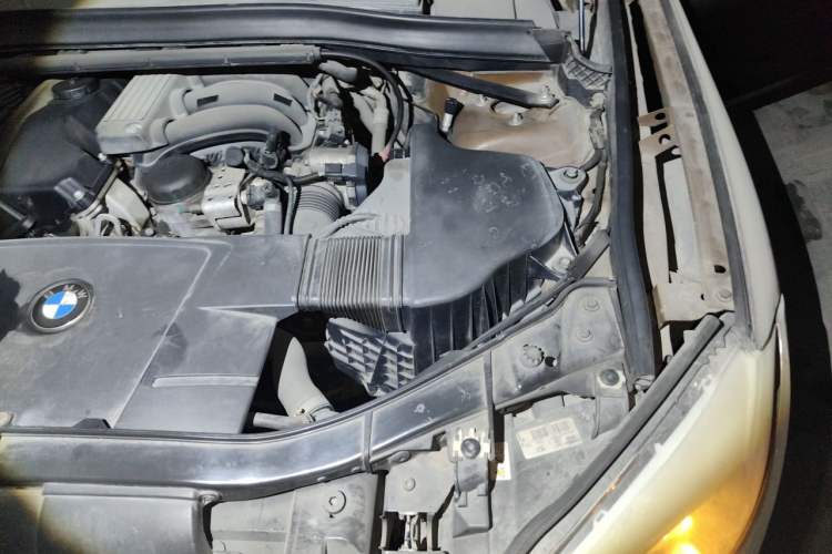 Used BMW X1 2010 sDrive18i Luxury Model Engine Bay Left