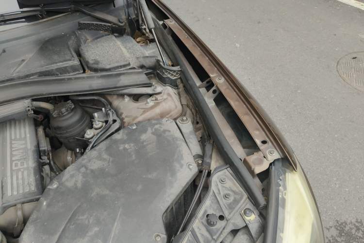 Used BMW X1 2010 xDrive25i Engine Bay Left