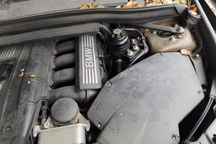 Used BMW X1 2010 xDrive25i Engine Bay Left
